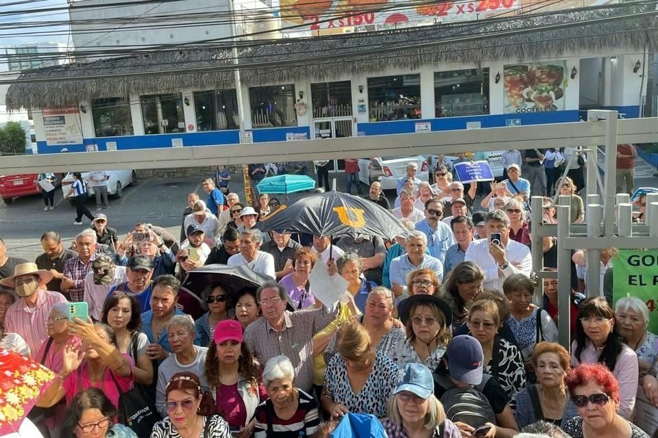 La protesta inició a las 15:00 frente al Isssteleón.