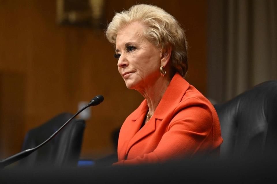 Linda McMahon testifica ante un comité del senado el 13 de febrero del 2025.