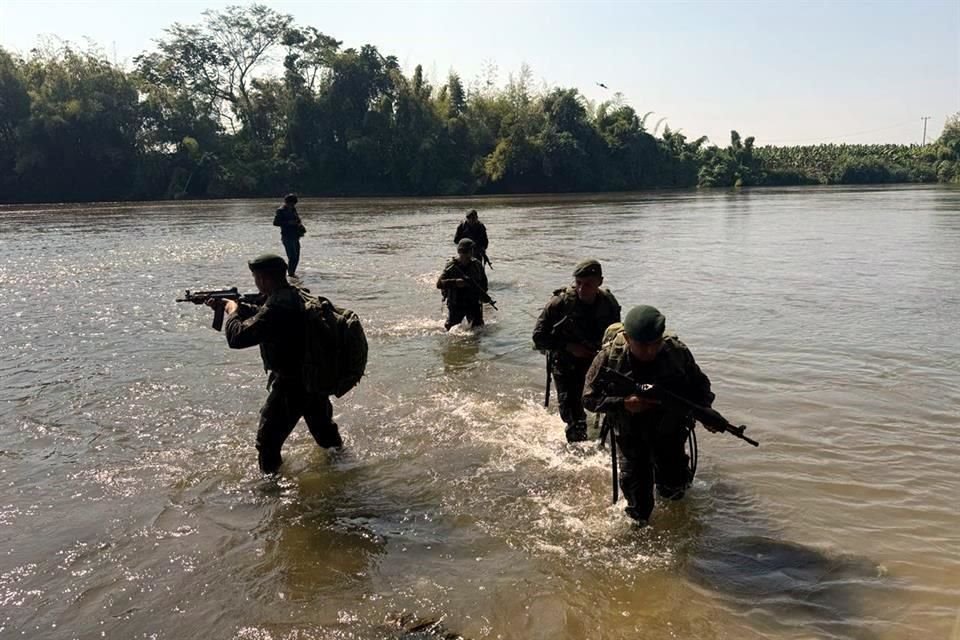 Soldados guatemaltecos se desplegaron ayer en los 300 kilómetros de la frontera con México como parte de la operación 'Cinturón de Fuego'.