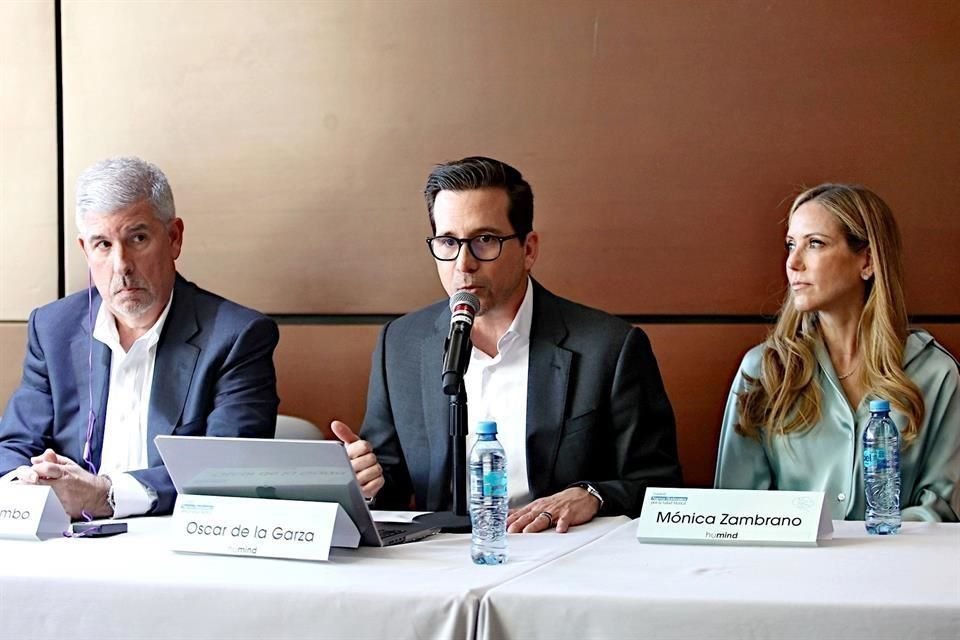Armando Colombo (izq. a der.), presidente y CEO de Menninger Clinic, Óscar de la Garza y Mónica Zambrano, fundadores de Humind, anunciaron la nueva clínica de internamiento.