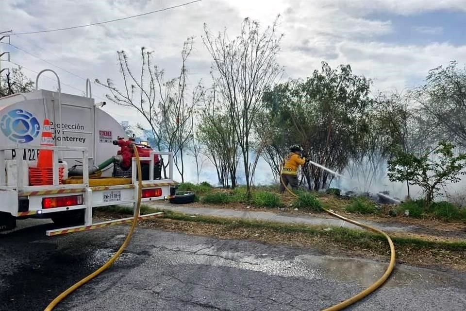 Protección Civil de Monterrey combatió un incendio en las avenidas Lincoln y Paseo de las Cumbres.