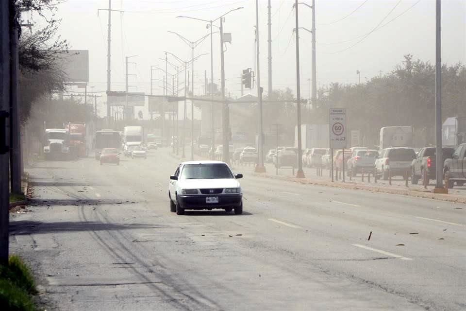 Los fuertes vientos y los polvos en la Ciudad causaron mala visibilidad para conductores.