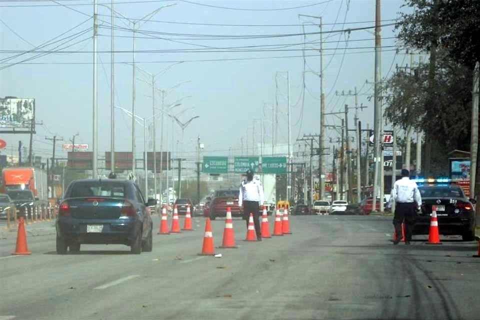 En la Carretera a Colombia, en Escobedo, policías continuaban con sus labores pese a los vientos y el polvo.