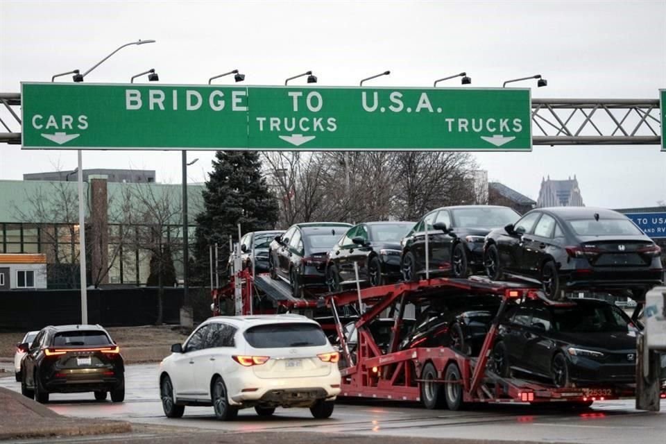 Un tercio de la producción de vehículos en América del Norte podría reducirse la próxima semana como resultado de los aranceles del 25% del Presidente Donald Trump a México y Canadá.