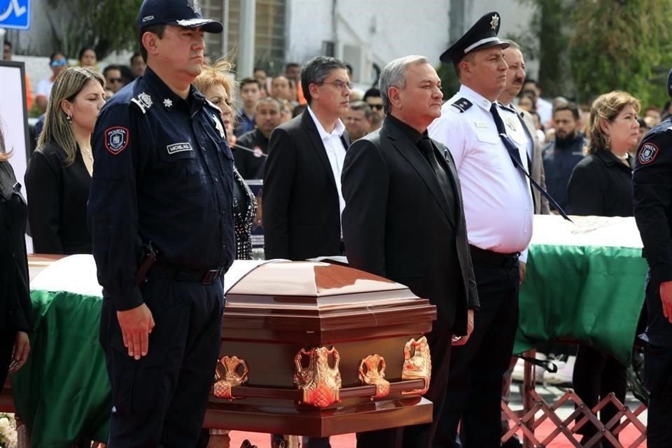 Tras la guardia de honor, los cortejos fúnebres partieron a distintos panteones en donde serán sepultados los policías.