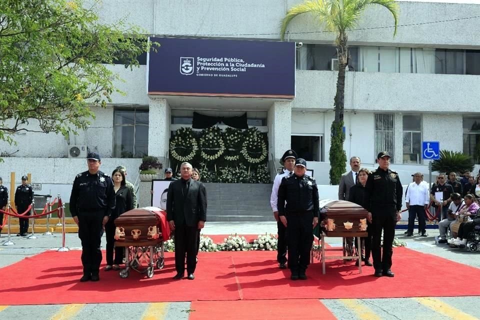 Tras la guardia de honor, los cortejos fúnebres partieron a distintos panteones en donde serán sepultados los policías.