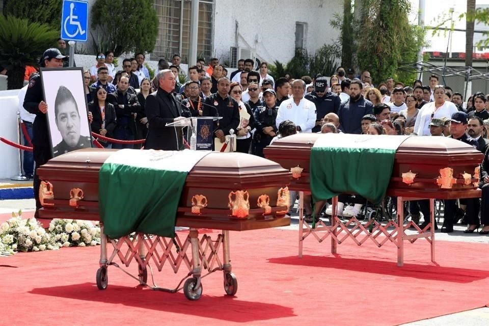 Tras la guardia de honor, los cortejos fúnebres partieron a distintos panteones en donde serán sepultados los policías.