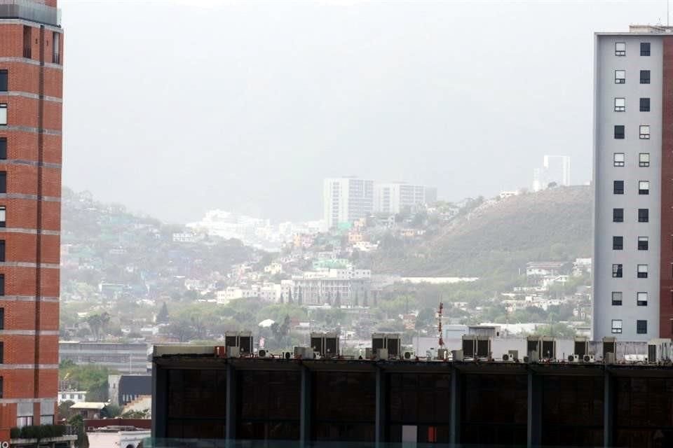 La contaminación es por PM10 y se presenta por polvos suspendidos y arrastrados por los fuertes vientos. 