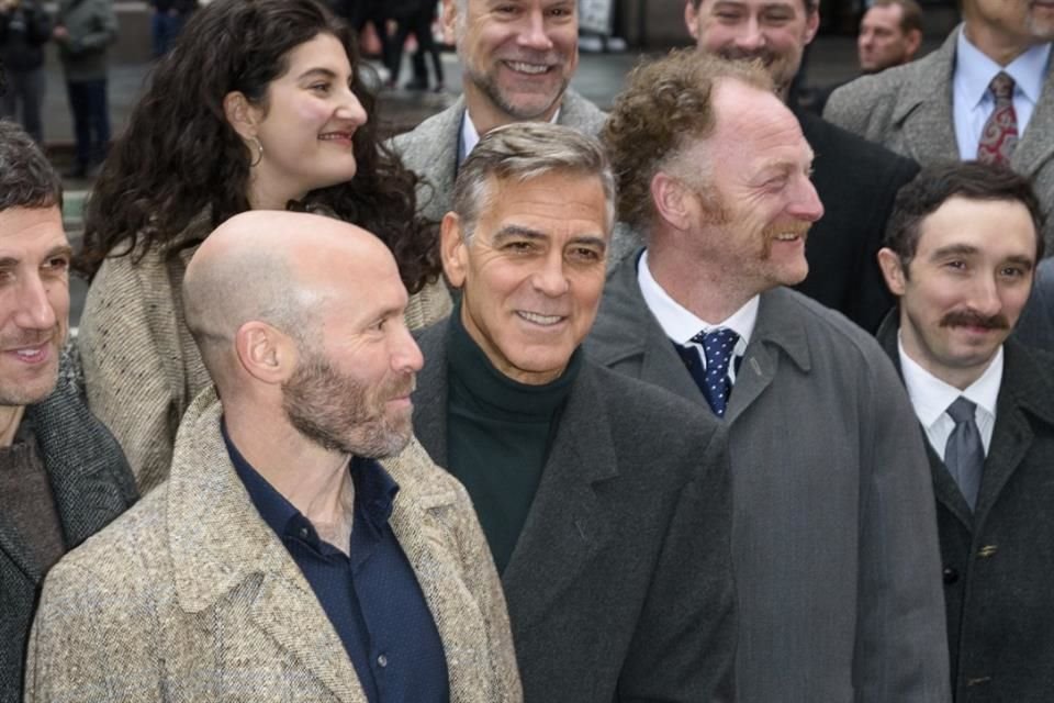 En la versión cinematográfica (que Clooney coescribió con Grant Heslov), el papel de Murrow le correspondió a David Strathairn y Clooney interpretó al ejecutivo de CBS Fred Friendly.