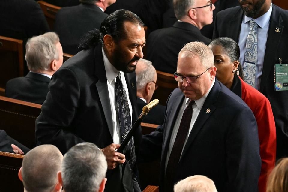 El congresista demócrata Al Green fue retirado de la sede donde Trump ofrece un discurso tras interrumpir el mensaje del Mandatario de EU.