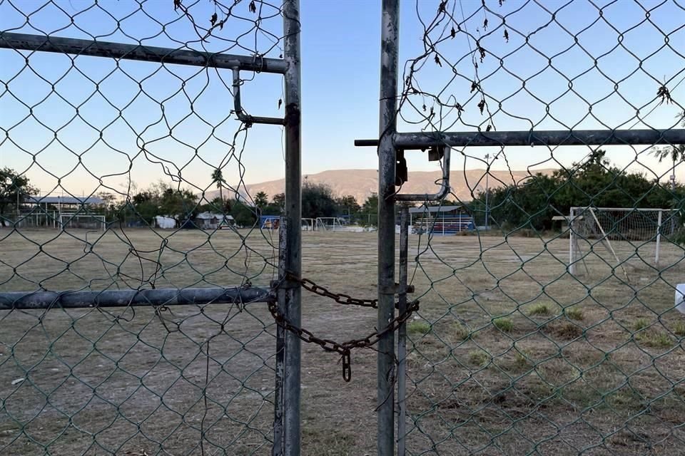 Vecinos de la Colonia Los Cedros piden al Municipio de Monterrey revivir área abandonada tras revocar contrato de club que usaba predio.