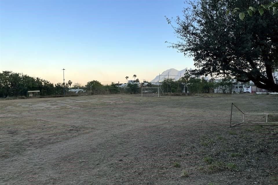 Vecinos de la Colonia Los Cedros piden al Municipio de Monterrey revivir área abandonada tras revocar contrato de club que usaba predio.