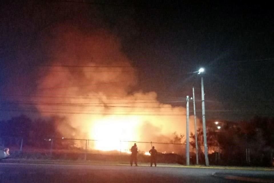 El terreno donde se anunció la próxima construcción del Hospital Infantil por parte del Estado se incendia por hierba dejada tras evento, acusaron vecinos.
