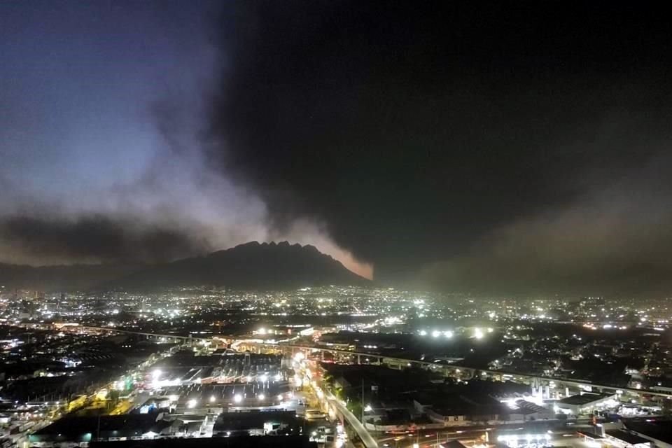 Las columnas de humo de los incendios registrados en Santa Catarina y Pesquería se logran unir en una vista hacía el poniente de la Ciudad.