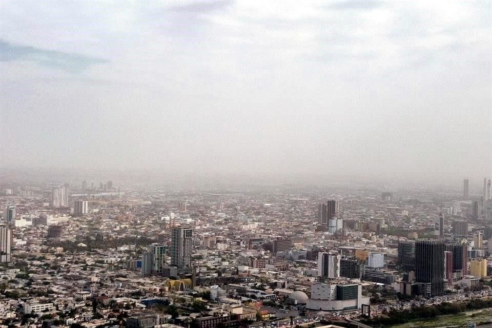 Los fuertes vientos levantaron una gran cantidad de polvos, lo que provocó una contingencia atmosférica