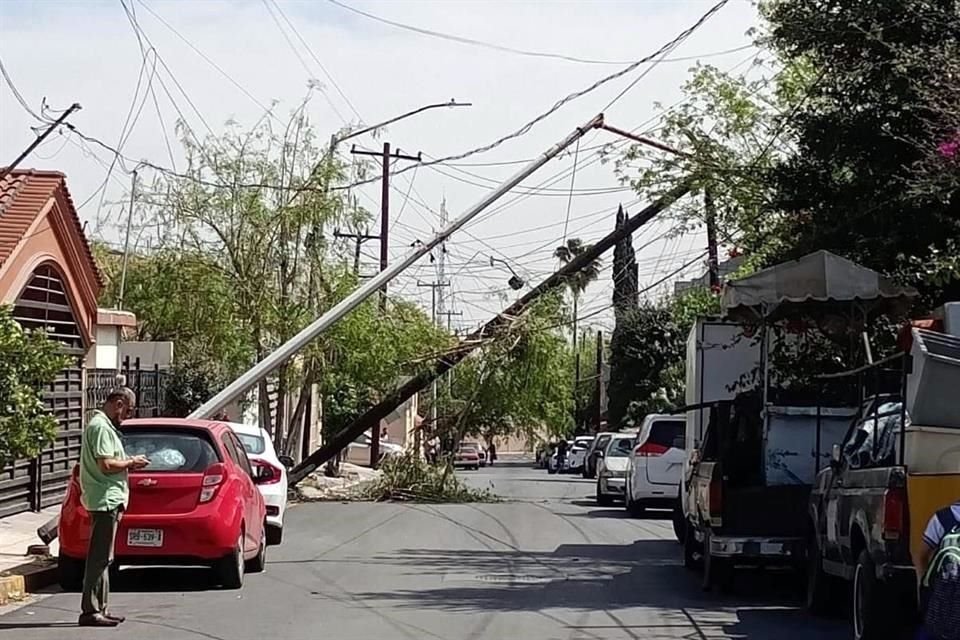 Dos postes quedaron a nada de caer cerca de una primaria de la Colonia Lomas de Anáhuac, en San Nicolás, lo que obligó que fueran evacuados los alumnos.