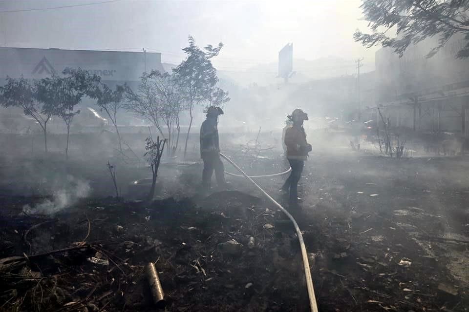 Un incendio en un terreno baldío movilizó a rescatistas y bomberos, en el cruce de Garza Sada y Revolución, al sur de la Ciudad.