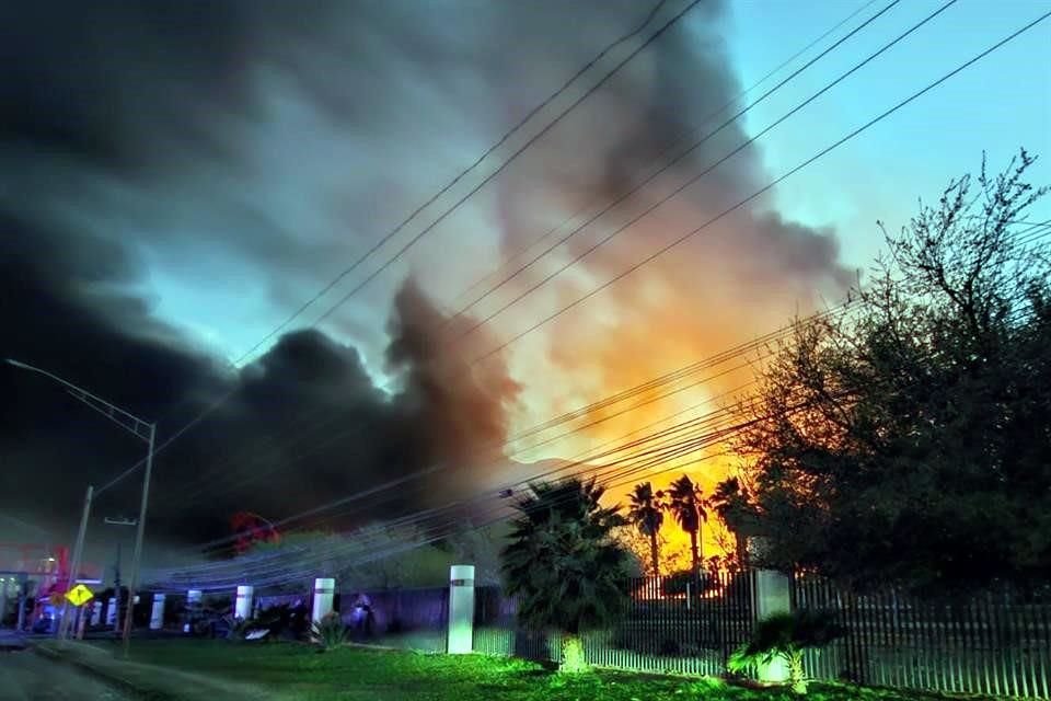 En Santa Catarina  un incendio se propagó  a los patios del Parque  Industrial Gonher.