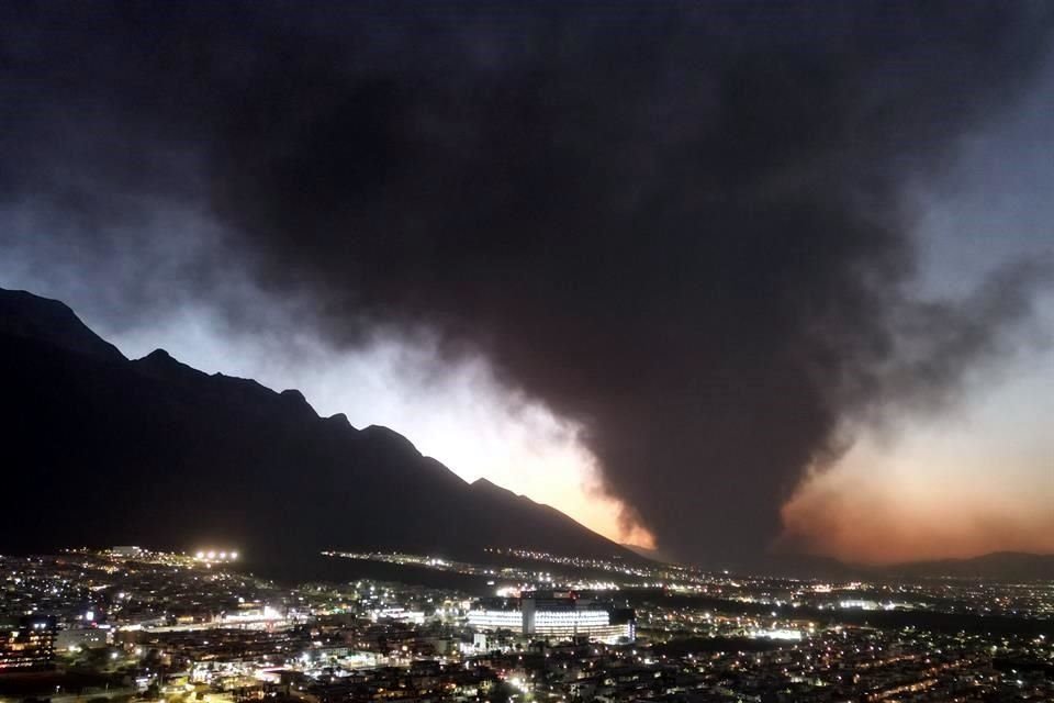 Al poniente de la Ciudad, en las faltas del Cerro de las Mitras, una gran columna de humo por un incendio se podía ver desde varios lugares