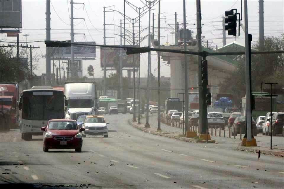 En la Carretera a Colombia, en Escobedo, los fuertes vientos afectaron la visibilidad de los conductores.