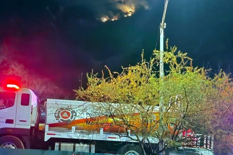 En el Cerro del Topo Chico la afectación esta mañana es de tres hectáreas y se registra un control del fuego del 50 por ciento.