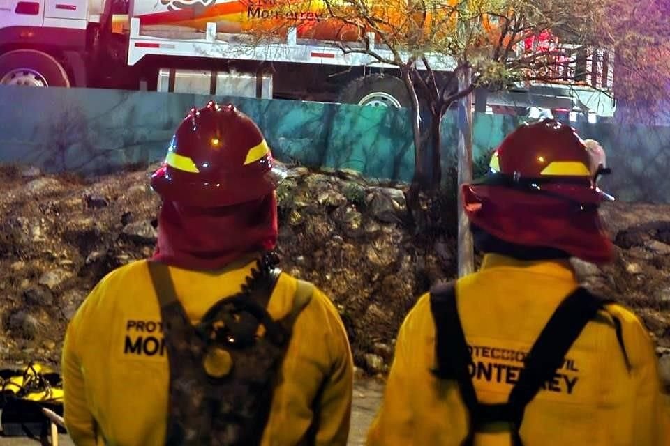 Brigadistas reiniciaron esta mañana las labores de sofocación en el Cerro del Topo Chico.