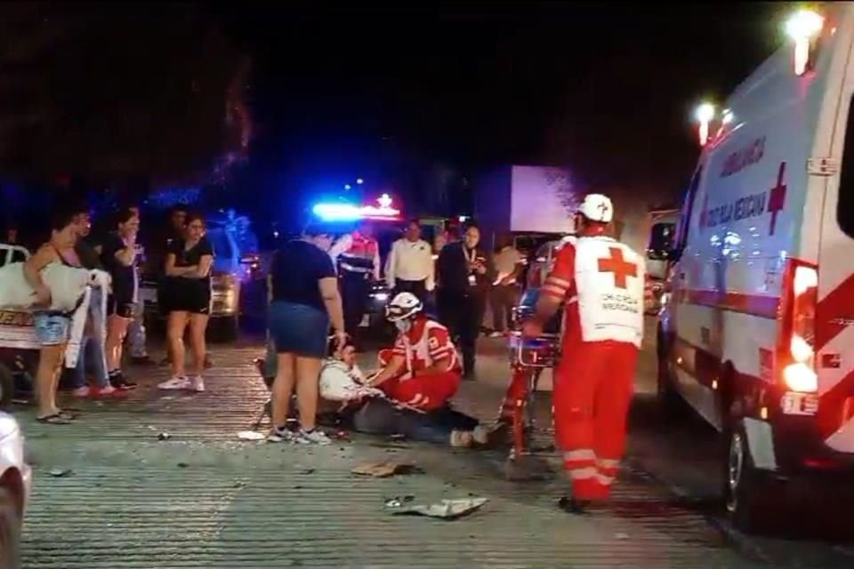 El percance se registró alrededor de las 22:40 horas sobre la Avenida Juárez muy cerca de su cruce con la calle San Juan de los Lagos.