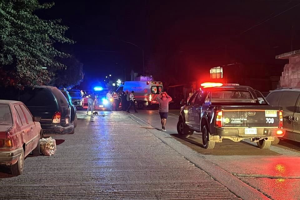 Paramédicos en dos ambulancias de la Cruz Roja acudieron al sitio para atender a los conductores.