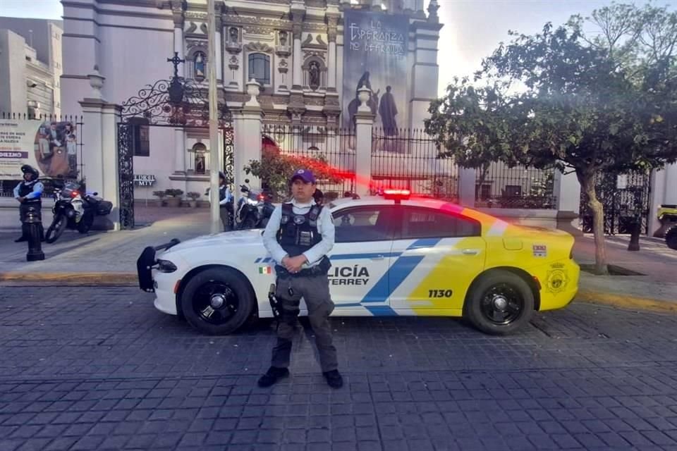 Con el apoyo de oficiales de Policía y Tránsito, el operativo inició a las 8:00 horas, afuera de la Catedral Metropolitana.