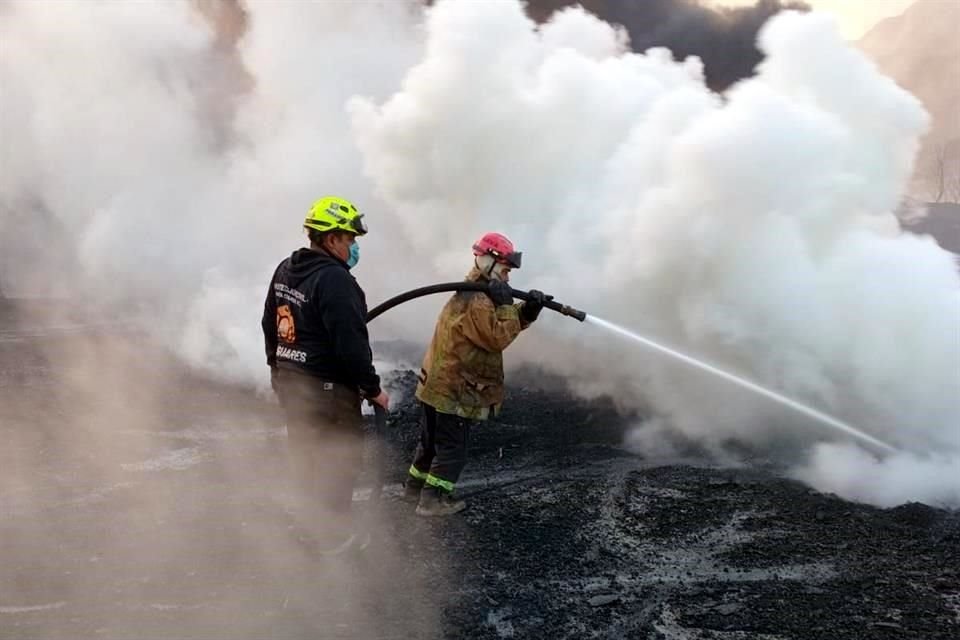 Afirmó que las columnas de humo que aún se aprecian y el olor a quemado se deben a la combustión de materiales.