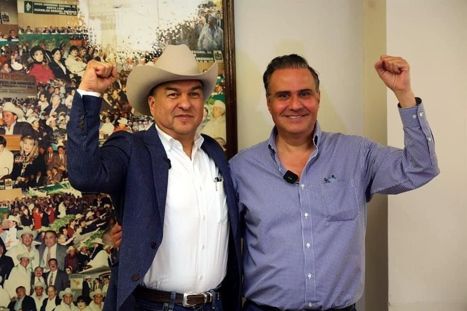 Noel Ramírez (izq) designado como nuevo presidente de la Unión Ganadera de Nuevo León y Adrián de la Garza Tijerina, ex diputado priista.