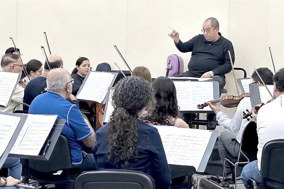 Guillermo Villarreal durante un ensayo con la OSUANL y con la compositora Nubia Jaime Donjuan en el recuadro.