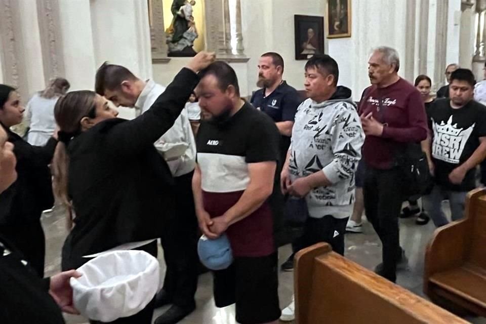 Fieles acudieron a iglesias por el Miércoles de Ceniza.