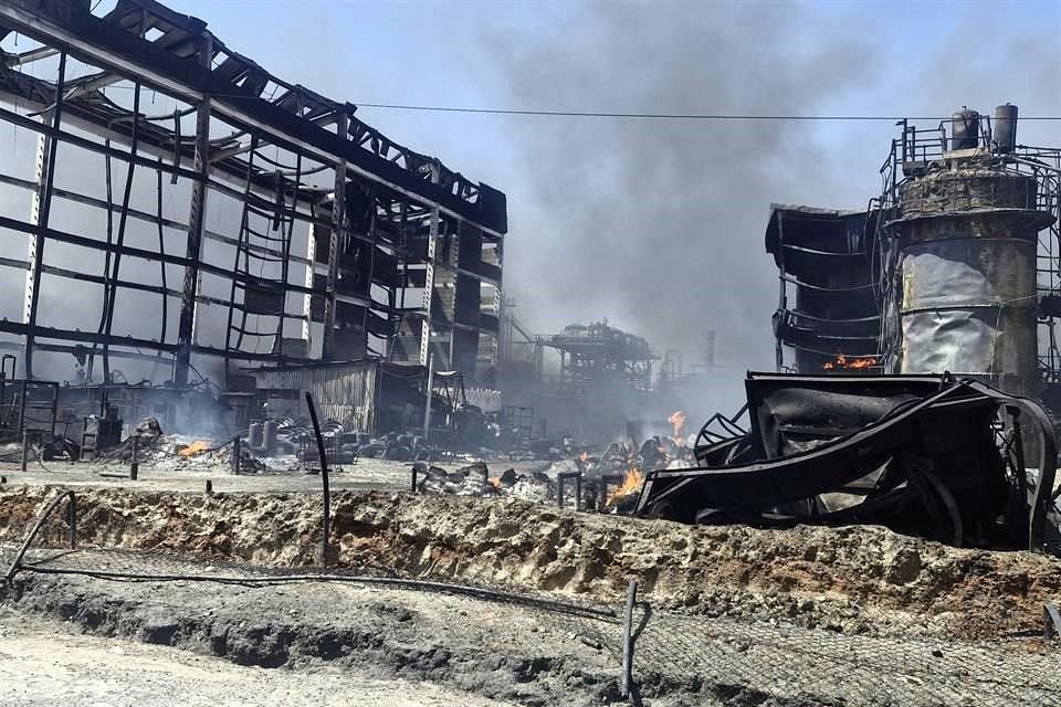 La empresa Kandelium de México, ubicada en la zona industrial de García, fue devorada por el fuego.