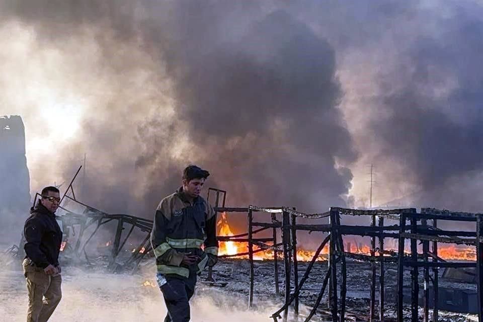Bomberos y rescatistas del Grupo Jaguares realizan las últimas maniobras para sofocar un incendio.