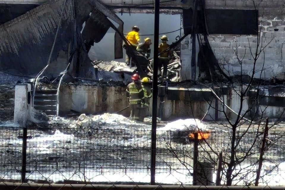 Elementos de Bomberos Nuevo León trabajan en la sofocación de un incendio en una empresa de la zona industrial de García.