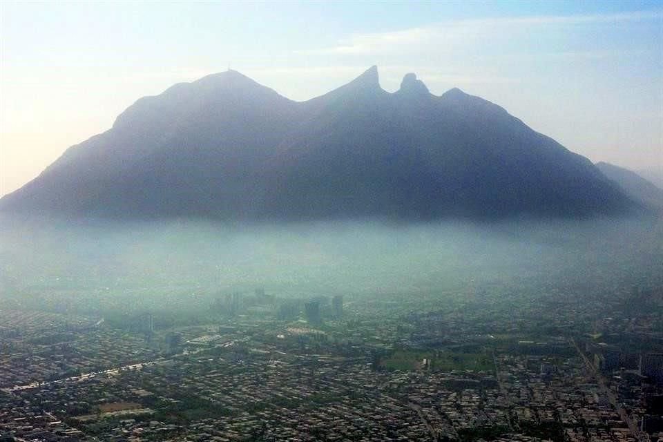 El área metropolitana tuvo nuevamente ayer una mala calidad del aire, persistiendo por algunas horas la contingencia ambiental declarada el martes.