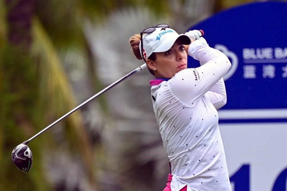 La mexicana Gaby López realiza un tiro de salida durante la primera ronda del torneo de golf LPGA Blue Bay, en la isla de Hainan, en el sur de China, el 6 de marzo de 2025.