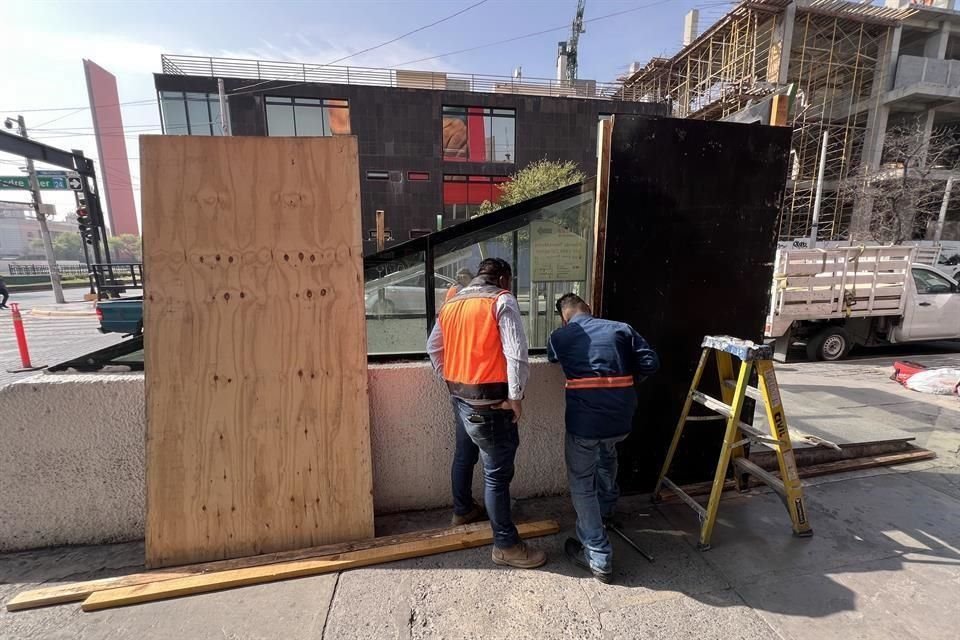 La estación Zaragoza fue protegida con láminas de madera para evitar incidentes, ya que es de cristal.