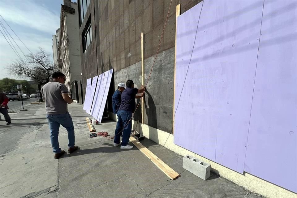 Un edificio en el cruce de Zaragoza y Padre Mier también fue cubierto con láminas de madera.
