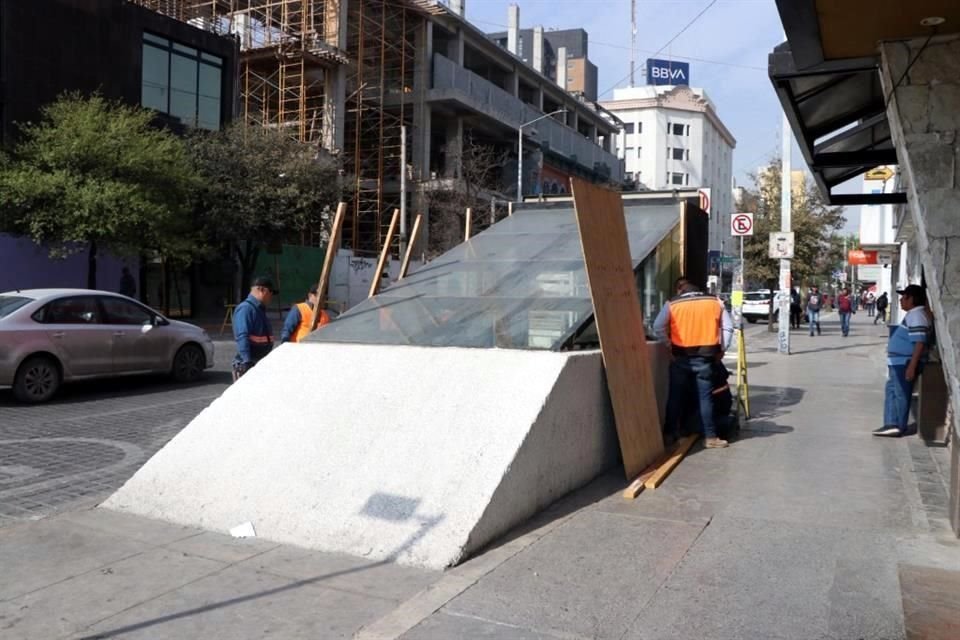 Empleados de Metrorrey colocaron las maderas en la estación Zaragoza.