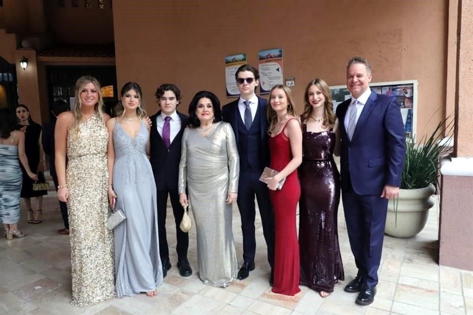 Alicia Santos de Martínez, Alyssa Martínez Santos, Andrés Díaz, Alicia Boesch de Santos, Alfonso Martínez Santos, Carolina von Rossum, Cata Garza Santos y Alberto Santos Boesch