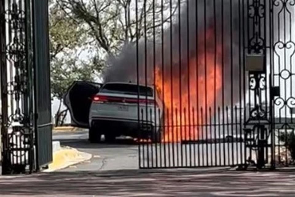 El fuego consumió un vehículo blanco a la entrada del Santuario.