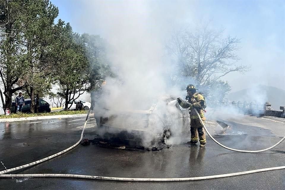 Bomberos acudieron a controlar el incendio.