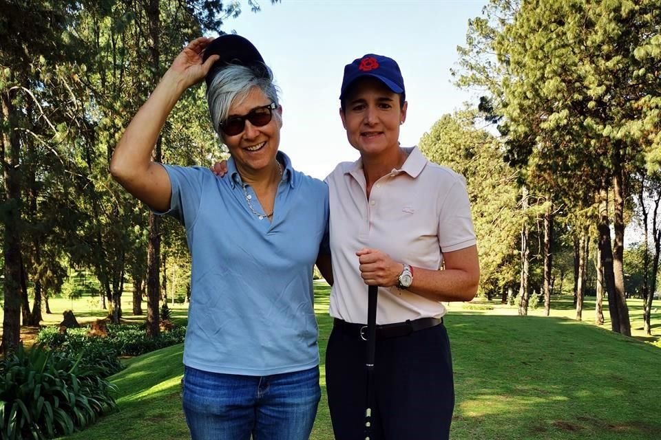 Gabriela Saavedra fotografió a mujeres en sus trabajos cotidianos y a algunas personalidades como la golfista Lorena Ochoa, con quien aparece en esta imagen.