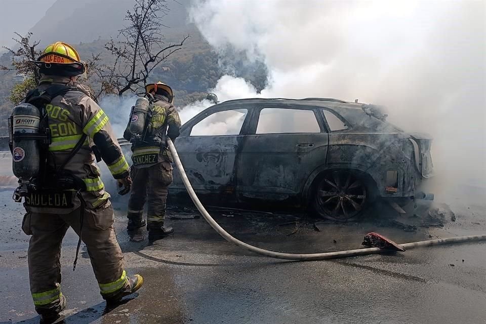 La camioneta fue consumida por las llamas.