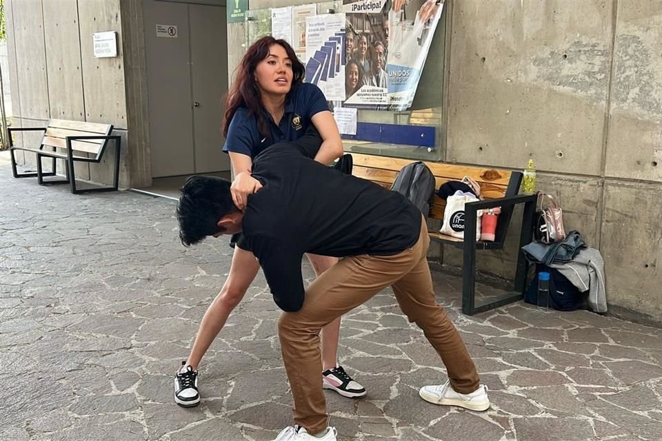 ENTRENAMIENTO. La instructora Zyanya Mallinali González da clases de kickboxing a mujeres en CU.