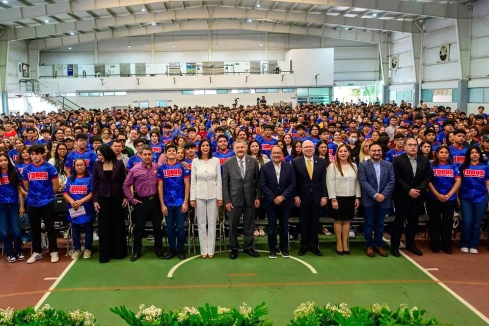 Los beneficiarios de las becas de 2 mil pesos fueron estudiantes de la Preparatoria 16 de la Universidad Autónoma de Nuevo León (UANL), que se ubica en San Nicolás.