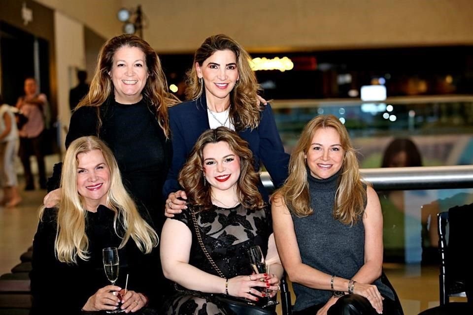 Lydia Pérez, Ludy González, Maru Celada, Balbina Vargas y Cristina Celada