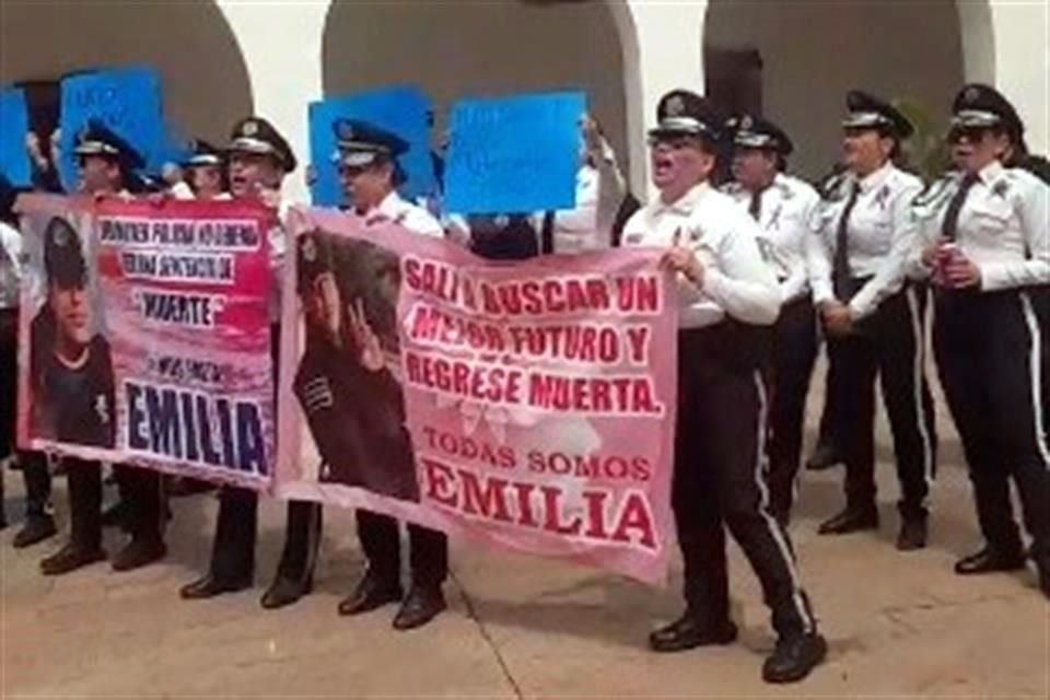 Mujeres policías de Culiacán protestaron en el Ayuntamiento para exigir justicia por el asesinato de su compañera Petra Emilia Corrales Jiménez, cuyo cuerpo fue encontrado sin vida el pasado domingo.